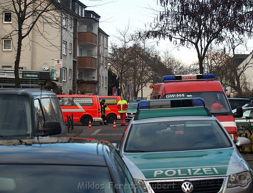 Einsatz Feuerwehr SEK Polizei Koeln Nippes Merheimerstr P114.JPG